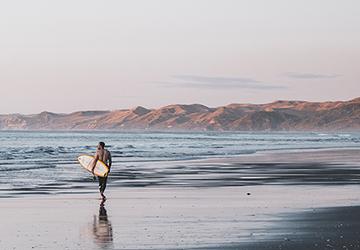 Пляж и серфинг